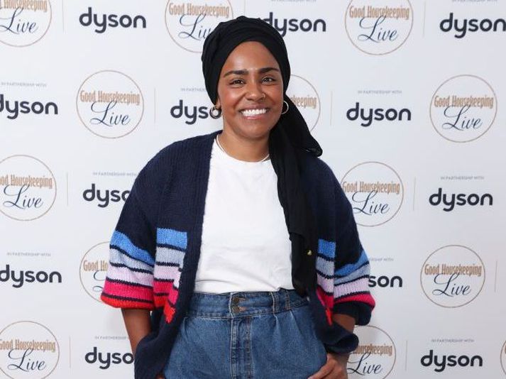 Nadiya Hussain, sigurvegari raunveruleikaþáttanna The Great British Bake Off árið 2015, er einn af kokkum veitingastaðarins. 