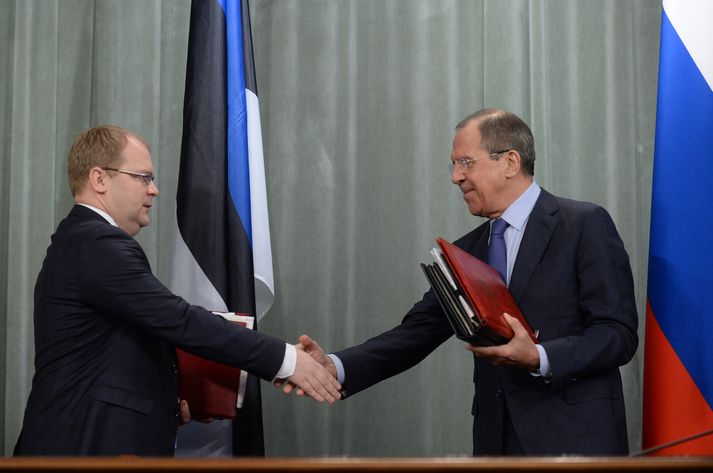Sergey Lavrov, utanríkisráðherra Rússlands tekur í höndina á Urmas Paet, utanríkisráðherra Eistlands.