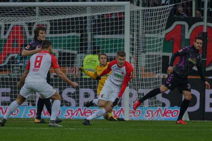 Alfreð Finnbogason fagnar einu af tólf mörkum sínum fyrir Augsburg í vetur.