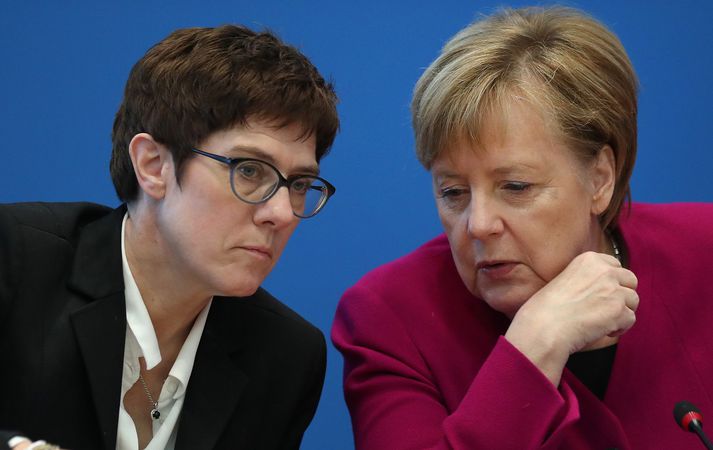 Annegret Kramp-Karrenbauer og Angela Merkel ræða málin.