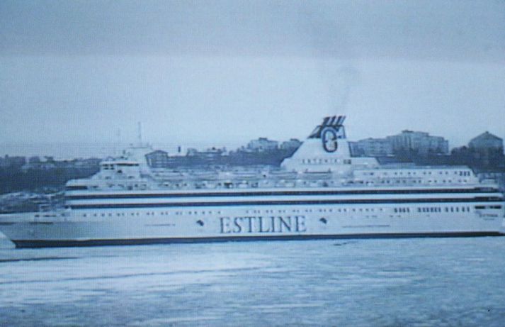 Ferjan Estonia var leið frá eistnesku höfuðborginni Tallinn til sænsku höfuðborgarinnar Stokkhólms þegar hún sökk innan finnskrar lögsögu. Alls voru um þúsund manns um borð – 137 manns komust lífs af, en 852 fórust.