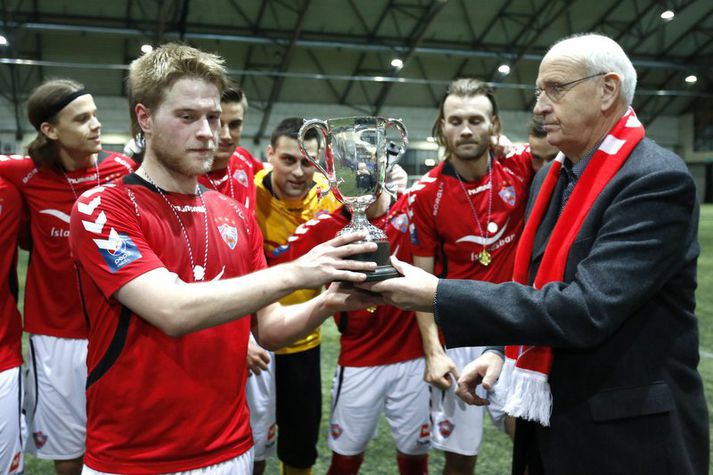 Haukur Páll Sigurðsson, fyrirliði Vals, tekur hér við bikarnum.