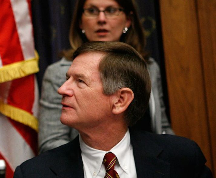Lamar Smith vill ná meiri sátt um málið áður en lengra er haldið.