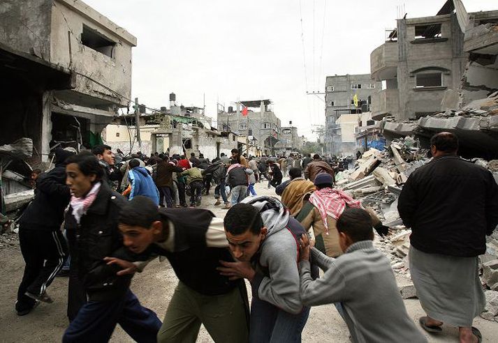 Palestínumenn undir loftárás ísraela Ingibjörg Sólrún Gísladóttir vill að loftárásirnar verði stöðvaðar þegar í stað og alþjóðlegt herlið verði sent á staðinn. Ögmundur Jónasson vill ganga lengra og slíta sambandi við Ísrael. 
Nordicphotos/afp
