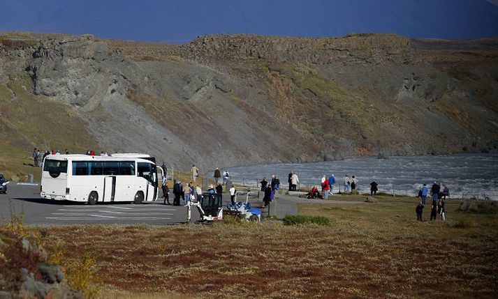 Mannvirki og mannaferðir hafa áhrif á rúmlega 80 prósent friðlandsins umhverfis Gullfoss. Fleiri friðlönd og vinsælir ferðamannastaðir eiga undir högg að sækja vegna þessa.fréttablaðið/pjetur