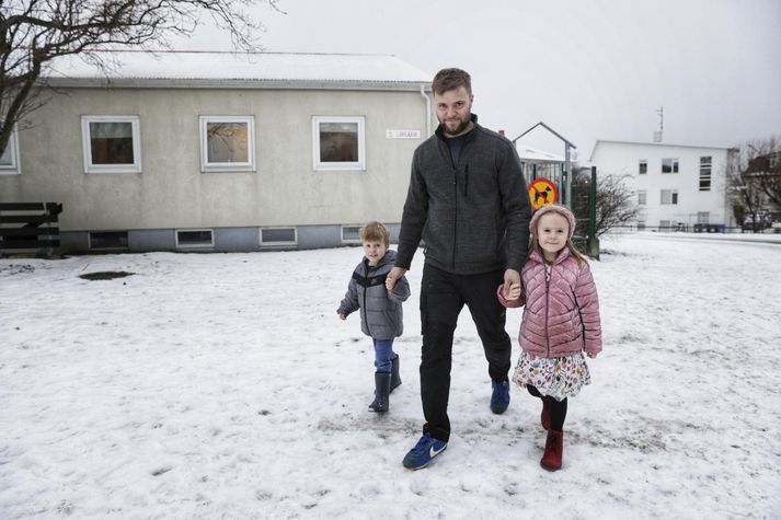 Pétur Kristinsson sótti börn sín á Laugasól í hádeginu.