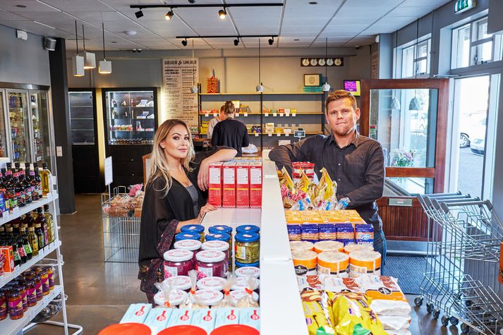 Davíð Þór Rúnarsson og Andrea Bergsdóttir standa vaktina í Hverfisbúðinni.