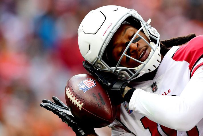 DeAndre Hopkins er frábær útherji og fáir betri að grípa boltann í þröngri stöðu. Hér hefur hann hann skorað snertimark fyrir Arizona Cardinals.