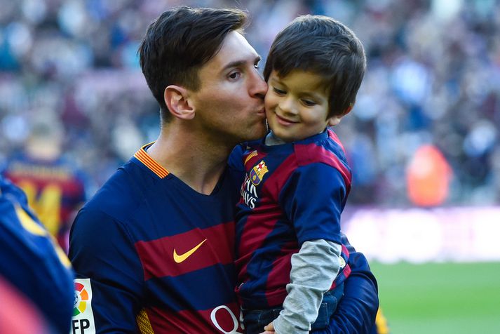 Lionel Mess tileinkaði syni sínum Thiago Messi verðlaunin.