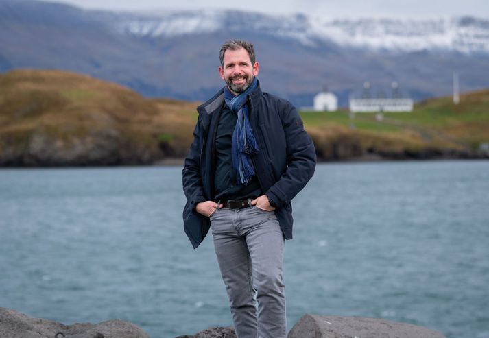 Teitur H. Syen, framkvæmdastjóri mannauðs og gæða hjá Kynnisferðum, sem starfar undir vörumerkinu Icelandia, fékk algjört hláturskast með vinnufélögunum núna í vikunni. En segir konuna sína nokkuð góða í að fá hann til að hlæja rétt fyrir svefninn.