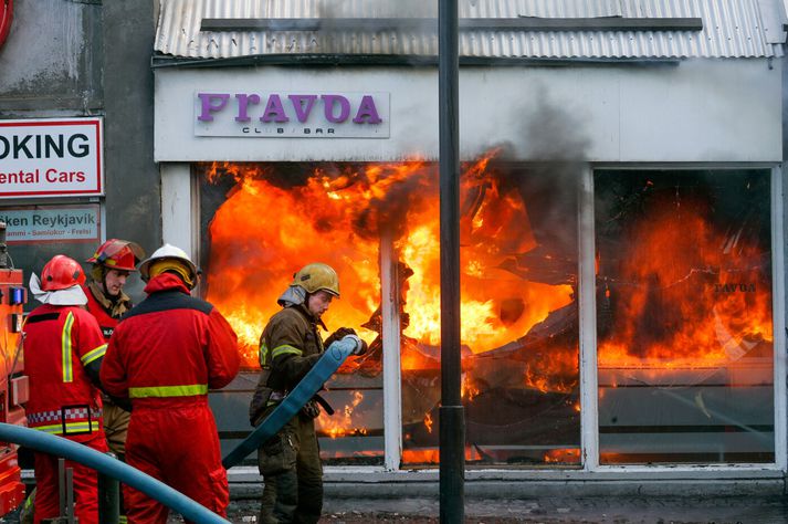 Austurstræti 2 stóð í logum ljósum. Þetta sögufræga hús var áður gamla Landsyfirréttarhúsið en hýsti skemmtistaðinn Pravda á árunum fyrir brunann.