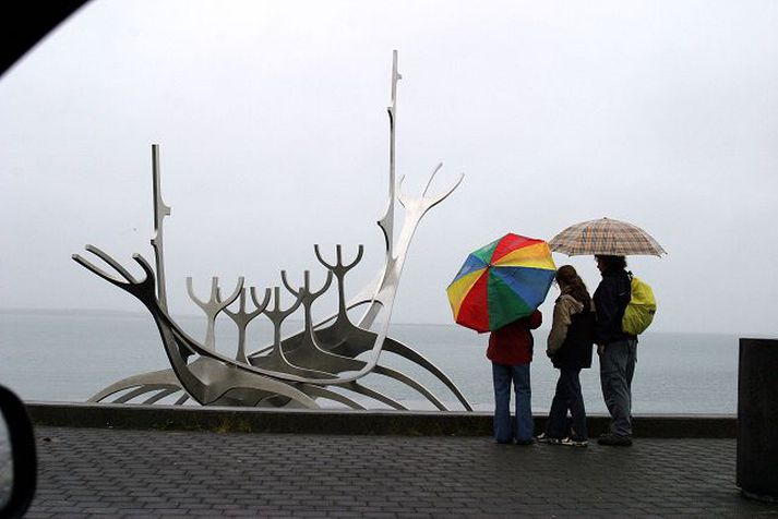 Ferðamenn í Reykjavík Vegna kreppunnar og falls krónunnar er ekki lengur dýrt að vera ferðamaður á Íslandi.