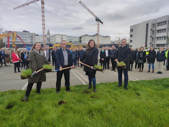 Svandís Svavarsdóttir heilbrigðisráðherra tók í dag fyrstu skóflustunguna að nýju rannsóknahúsi ásamt Páli Matthíassyni, Unni Brá Konráðsdóttur og Jóni Atla Benediktssyni í dag.