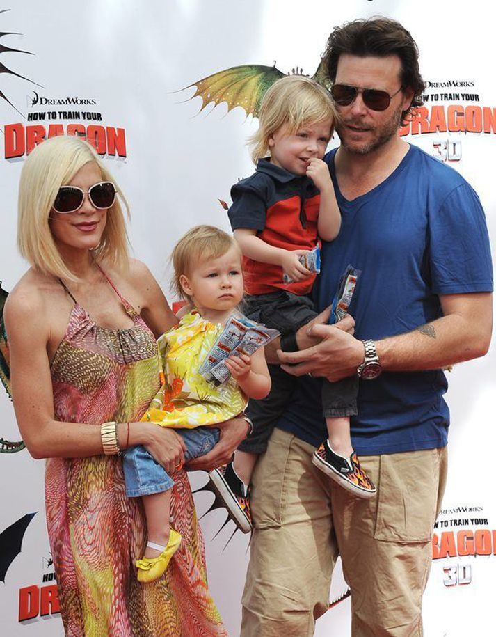 Leikkonan Tori Spelling og eiginmaður hennar, Dean McDermott, ásamt börnum sínum.