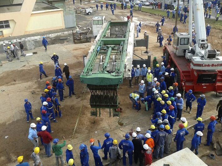 Verkamennirnir standa í kringum kranan á slysstað og minnast vinnufélaga síns.