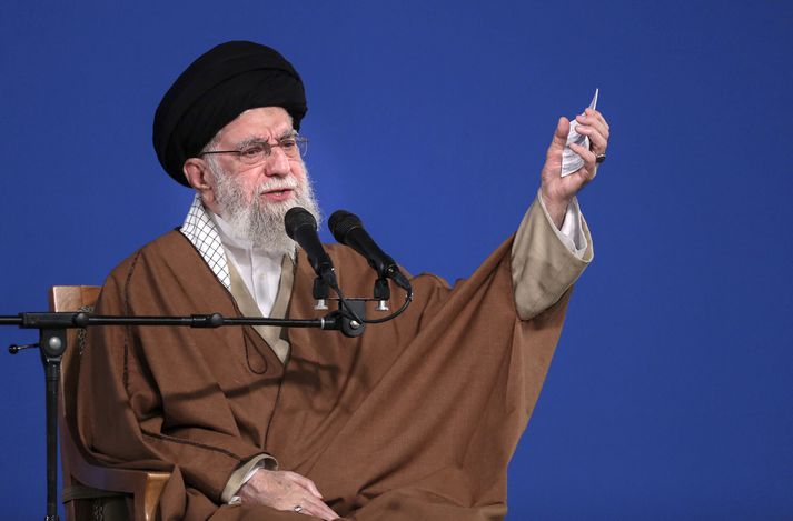 Ayatollah Ali Khamenei, æðstiklerkur í Íran, er 86 ára gamall en stjórn hans hefur verið afar óvinsæl heima fyrir, og reyndar víðar, í nokkra áratugi. 