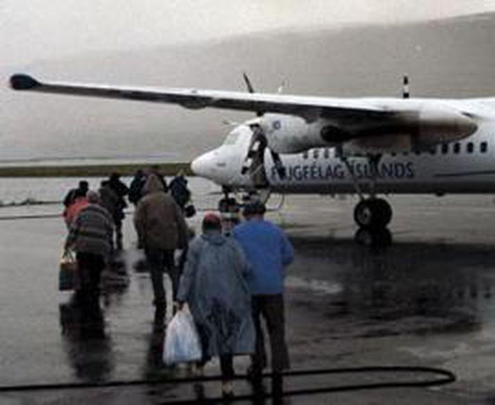 Farþegar á leið út í vél. Myndin er úr myndasafni.