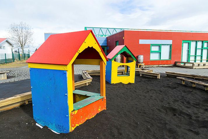 Atvikið átti sér stað á stétt við sandkassa á leikskólalóðinni. Myndin er úr safni og tengist fréttinni ekki beint.