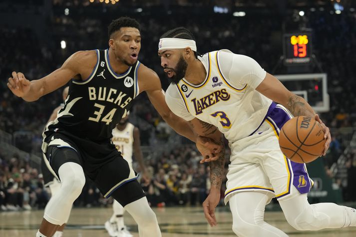 Anthony Davis reynir hér að komast framhjá Giannis Antetokounmpo í leik Milwaukee Bucks og Los Angeles Lakers í nótt.