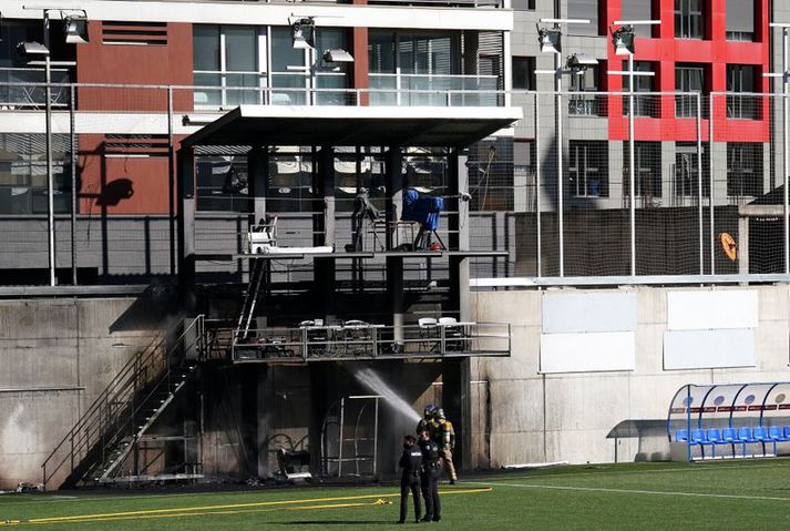 Slökkviliðsmenn við vinnu sína á Estadi Nacional í Andorra í dag.