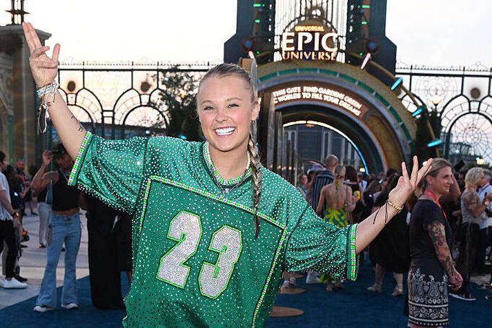Jojo Siwa er í sambandi með Chris Hughes. 