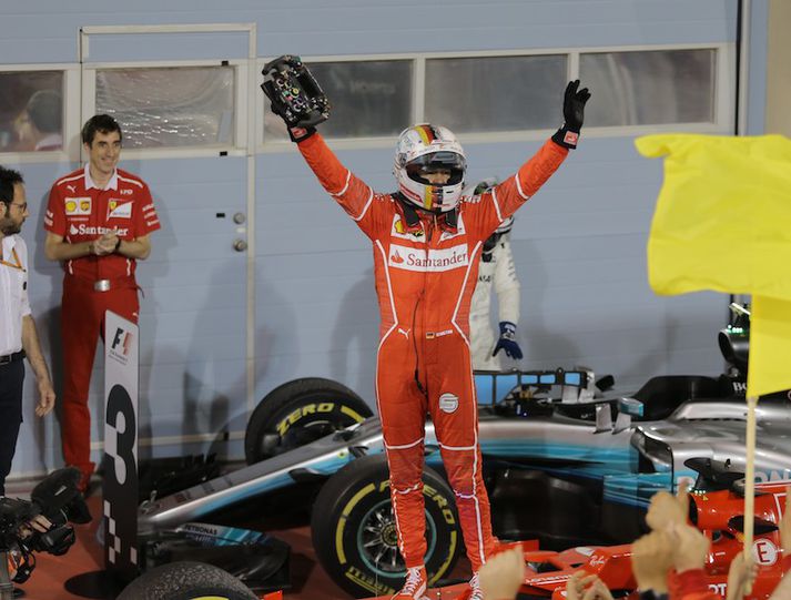 Sebastian Vettel var að vonum kátur eftir kappaksturinn í Barein.