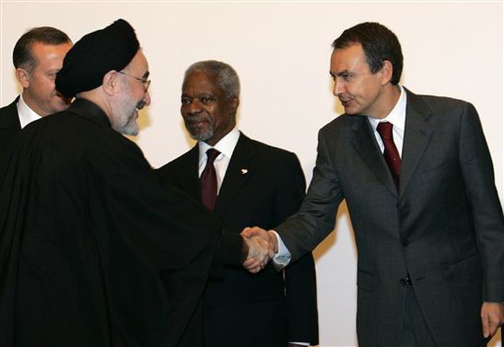 Mohammed Khatami, fyrrverandi forseti Írans, tekur í höndina á Zapatero, forsætisráðherra Spánar. Í bakgrunni eru Kofi Annan, framkvæmdastjóri Sameinuðu þjóðanna og Recep Tayyip Erdogan, forsætisráðherra Tyrklands.