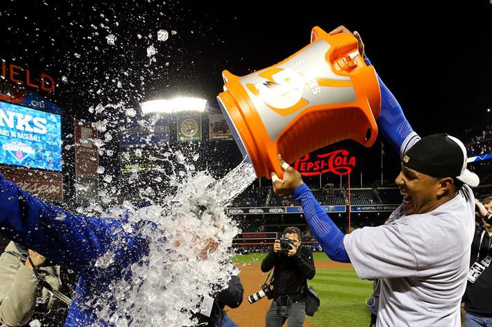 Ned Yost, þjálfari Royals, fær hér Gatorade-bað í leikslok.