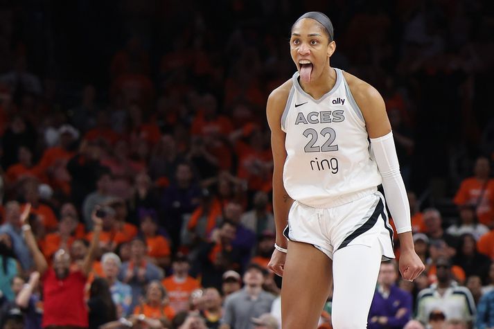 A'ja Wilson fagnar í leik með Las Vegas Aces í lokaúrslitum WNBA-deildarinnar.