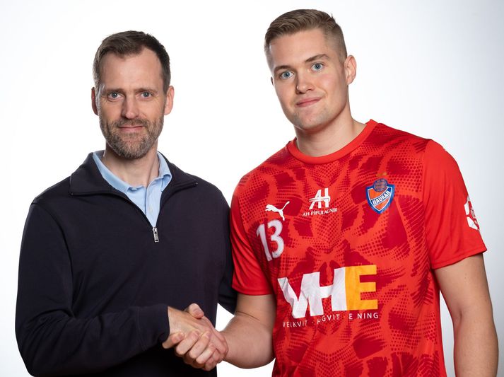 Andri Már Ólafsson formaður handknattleiksdeildar Hauka og Darri Aronsson handsala samninginn. 