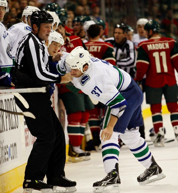 Rick Rypien, leikmaður bandaríska íshokkíliðsins Winnipeg Jets-center, fannst látinn í gær á  heimili sínu í Alberta í Kanada. Rypien var 27 ára gamall og lék hann í sex ár í NHL-deildinni.
