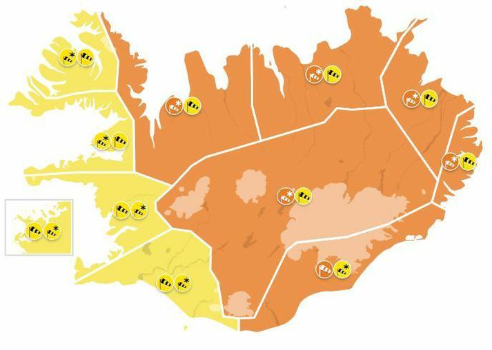 Appelsínugular viðvaranir taka gildi víða um land síðdegis í dag.