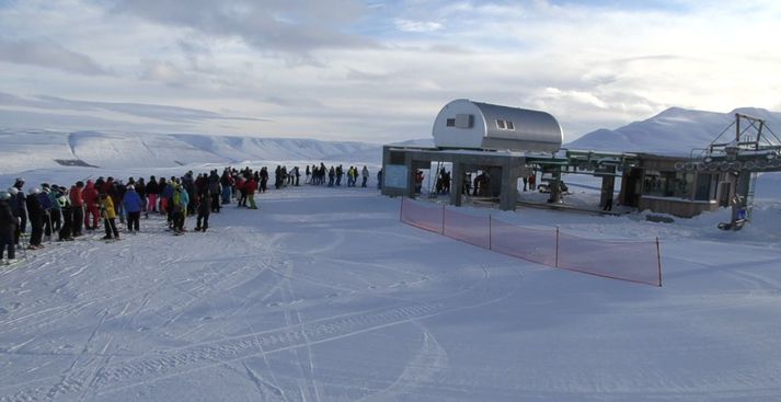 Röðin í nýju lyftuna var ekki lengi að myndast. Aðstæður í Hlíðarfjalli gerast vart betri en í dag.