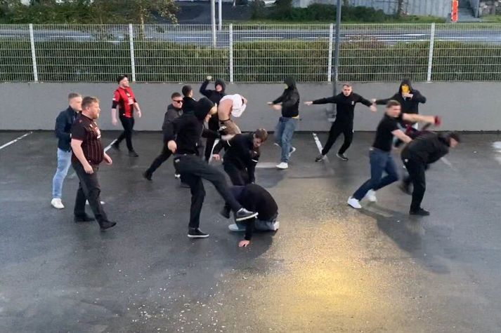 Víkingarnir voru snúnir við þegar stuðningsmenn Bröndby réðust skyndilega að þeim.