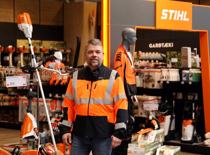 „Tækin frá Stihl byggja á þremur rafhlöðukerfum þar sem þú getur valið fjöldann allan af tækjum eftir því hve notkunin hjá þér er mikil,“ segir Anton Magnússon, deildarstjóri heildsölu og Stihl hjá Garðheimum. Anton hefur verið viðloðandi Stihl vörurnar síðan árið 1997 og þekki þær því manna best. Nýlega opnaði Garðheimar ýja deild með Stihl vörum.