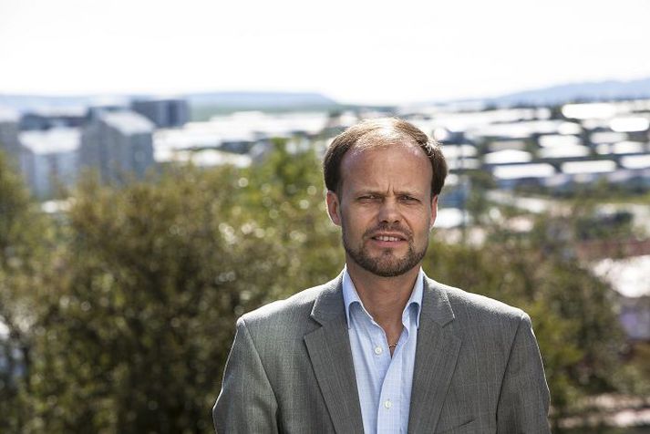 Haukur hefur búið í rúma tvo áratugi í Moskvu og hefur fylgst grannt með rússneskum stjórnmálum. Hann stundaði þar nám í alþjóðastjórnmálum á fyrstu valdaárum Boris Jeltsín en starfar nú sem fararstjóri auk þess að vera fréttaritari íslenska ríkisútvarpsins í Moskvu.
