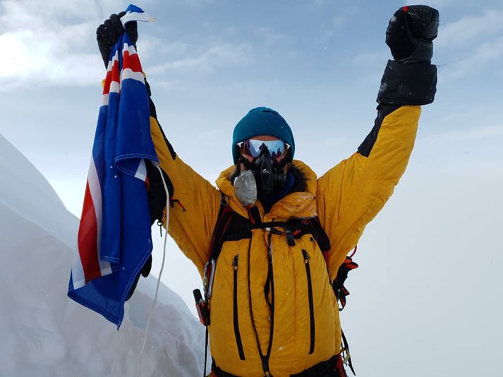 John Snorri Sigurjónsson veifar þjóðfána Íslands á fjallinu Manaslu í Nepal.