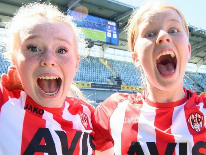 Gleðin leyndi sér ekki þegar Þróttarastelpur fögnuðu sigri á Gothia Cup um helgina.