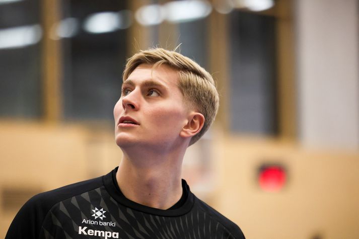 Viktor Gísli Hallgrímsson hefur ekki spilað handbolta síðan í lok febrúar þegar liðband í olnboganum rifnaði. Hann er nú laus úr spelku eftir aðgerð og farinn að æfa í lyftingasalnum. 