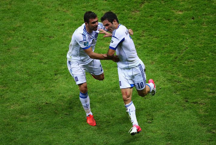 Giannis Maniatis og Giorgos Karagounis fagna marki þess fyrrnefnda.