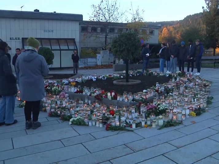 Fórnarlamba árásarinnar er minnst á litlu torgi í Kongsberg.