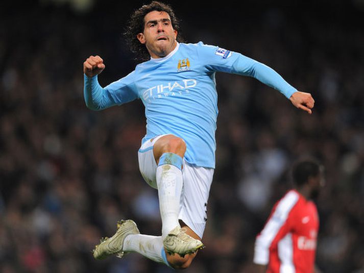 Carlos Tevez fagnar marki sínu með Manchester City í gær.