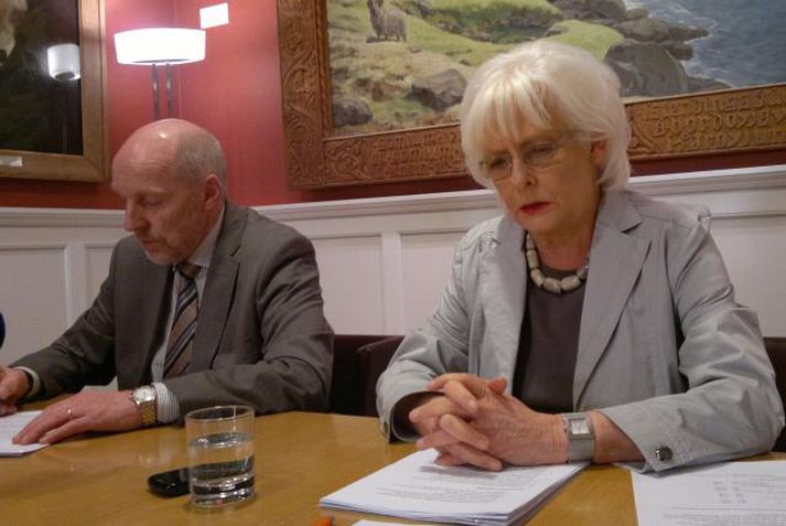 Steingrímur J. Sigfússon fjármálaráðherra og Jóhanna Sigurðardóttir forsætisráðherra á blaðamannafundi í Alþingishúsinu í kvöld.