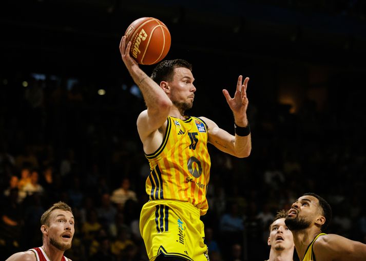 Martin Hermannsson búinn að koma auga á opinn liðsfélaga hjá Alba Berlin og býr sig undir að gefa eina af 85 stoðsendingum sínum í úrslitakeppninni.