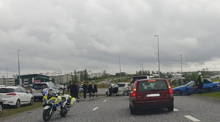 Frá vettvangi slyssins í gær. Hægra megin á myndinni sést blái BMW bíllinn.