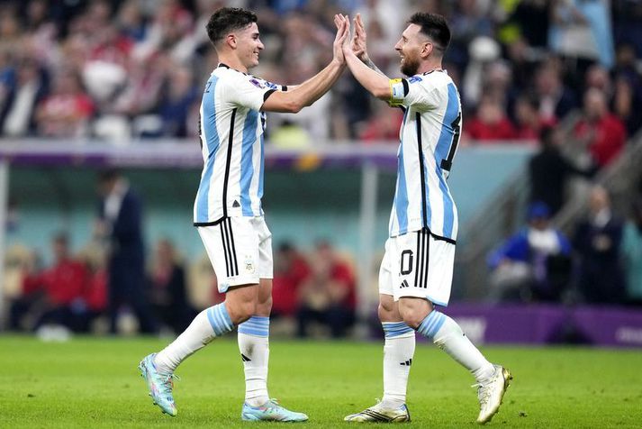 Julián Álvarez og Lionel Messi unnu vel saman í undanúrslitaleiknum á HM í Katar í gær.