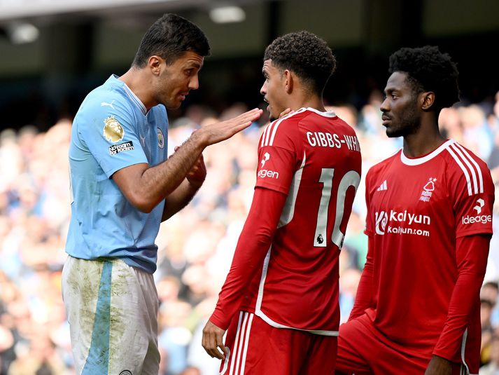 Morgan Gibbs-White heldur um háls sér á meðan Rodri útskýrir málin fyrir honum.