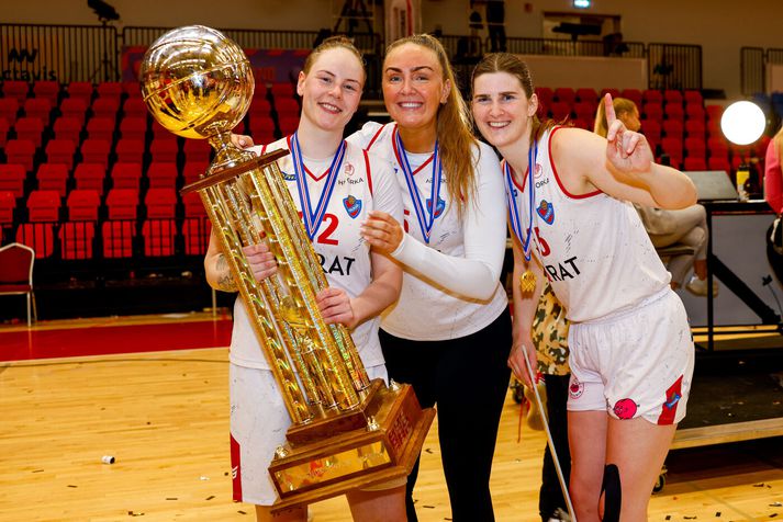 Sólrún Inga Gísladóttir, lengst til vinstri, átti mjög flottan leik í kvöld. Hér fagnar hún með bikarinn síðasta vor.