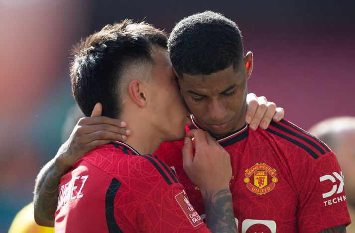 Lisandro Martinez hvíslar hér í eyra Marcus Rashford eftir að Manchester United hafði tryggt sér enska bikarinn.