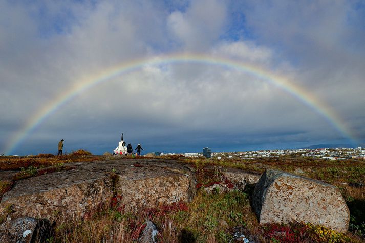 Regnboga sjáum við þegar staðbundið skúraveður og sólskin fara saman.